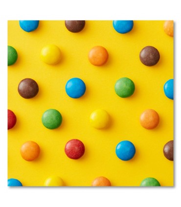 Cuadro infantil con caramelos sobre fondo amarillo