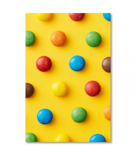 Cuadro infantil con caramelos sobre fondo amarillo