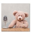 Cuadro oso con micro vintage en mesa de madera