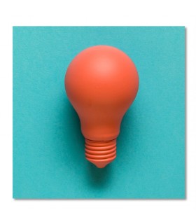 Cuadro bombilla naranja sobre fondo turquesa