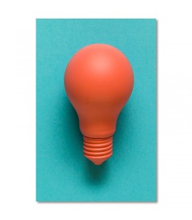 Cuadro bombilla naranja sobre fondo turquesa