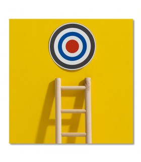 Cuadro escalera con diana sobre fondo amarillo