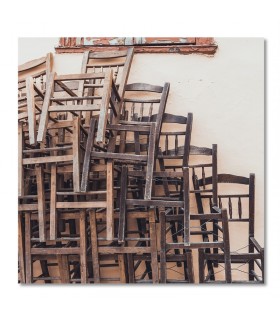 Cuadro sillas de madera apiladas