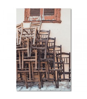 Cuadro sillas de madera apiladas