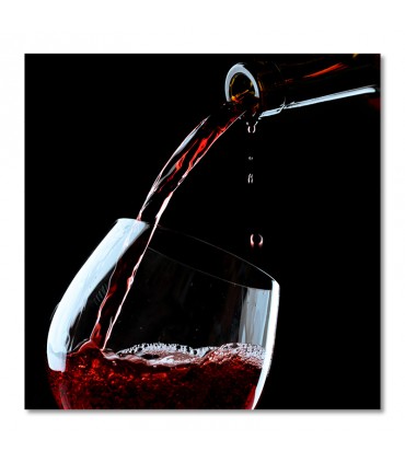 Cuadro vino tinto servido en copa sobre fondo oscuro