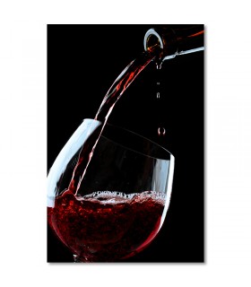 Cuadro vino tinto servido en copa sobre fondo oscuro