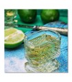 Lienzo vaso de tequila dorado con lima sobre mesa azul