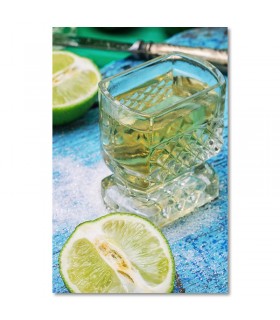 Cuadro vaso de tequila dorado con lima sobre mesa azul
