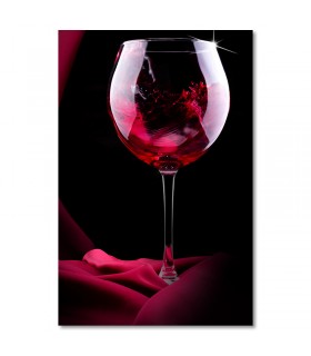 Cuadro copa de vino tinto sobre fondo oscuro con tela roja