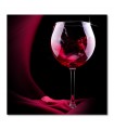 Lienzo copa de vino tinto sobre fondo oscuro con tela roja