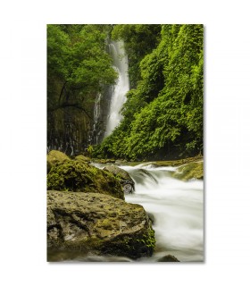 Cuadro cascada y paisaje de rocas verdes