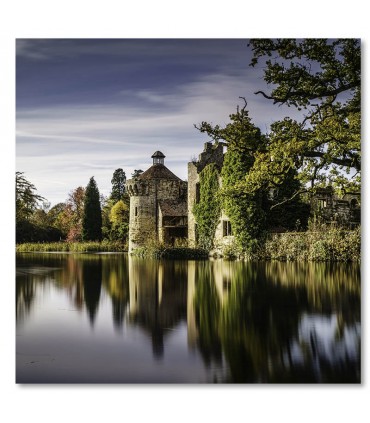 Cuadro castillo antiguo reflejado en lago entre arboles