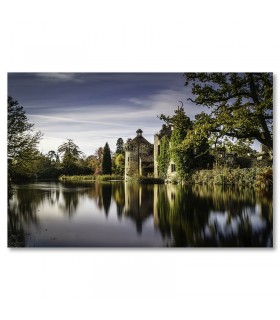 Cuadro castillo antiguo reflejado en lago entre arboles