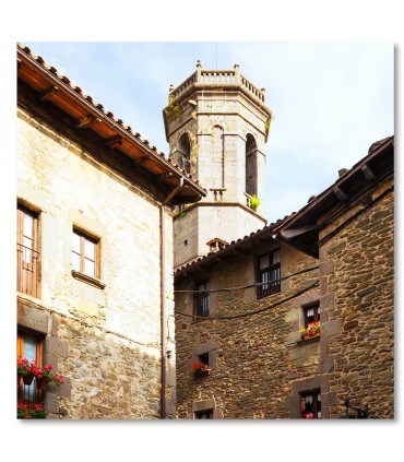 Cuadro torre histórica entre casas de piedra