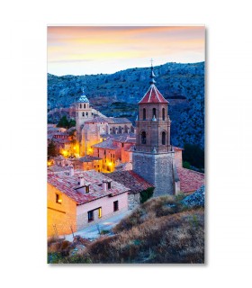 Cuadro pueblo iluminado en paisaje de montañas