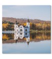 Cuadro paisaje castillo blanco reflejado en lago