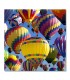 Cuadro colorido globos aerostáticos en el cielo azul
