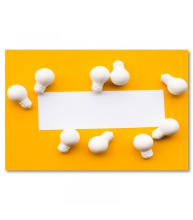Cuadro creativo con bombillas sobre fondo amarillo