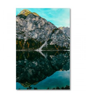 Cuadro rocoso con reflejo sobre agua calmada