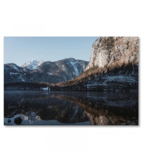 Cuadro con roca nevada reflejada en lago oscuro