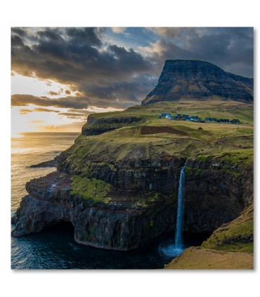 Cuadro paisaje con cascada al atardecer