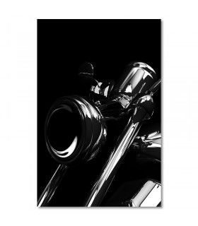 Cuadro de moto cromada en fondo negro
