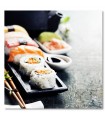 Cuadro sushi en bandeja con palillos